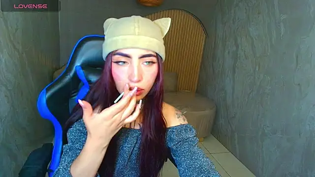 Snapshot of roux_r chatting on March 4, 2026, 8:37 pm roux r online show from March 4, 2026, 8:37 pm