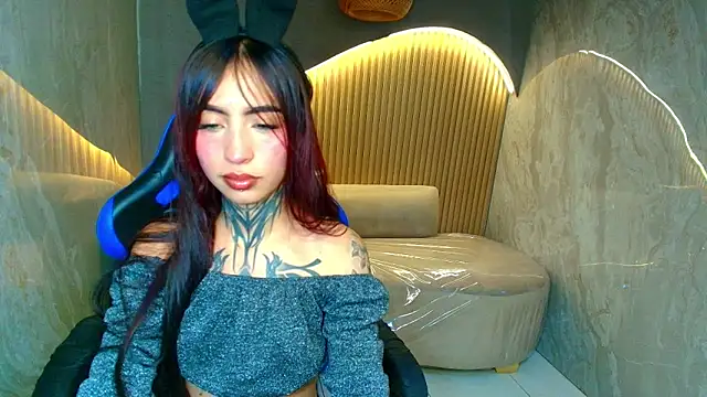 Snapshot of roux_r chatting on March 12, 2026, 8:26 pm roux r online show from March 12, 2026, 8:26 pm