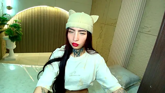 Snapshot of roux_r chatting on March 22, 2026, 3:43 am roux r online show from March 22, 2026, 3:43 am