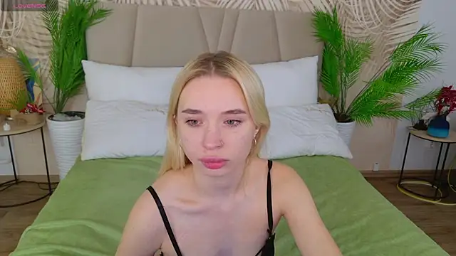 Snapshot of RachelColon chatting on September 19, 2025, 10:38 am RachelColon online show from September 19, 2025, 10:38 am