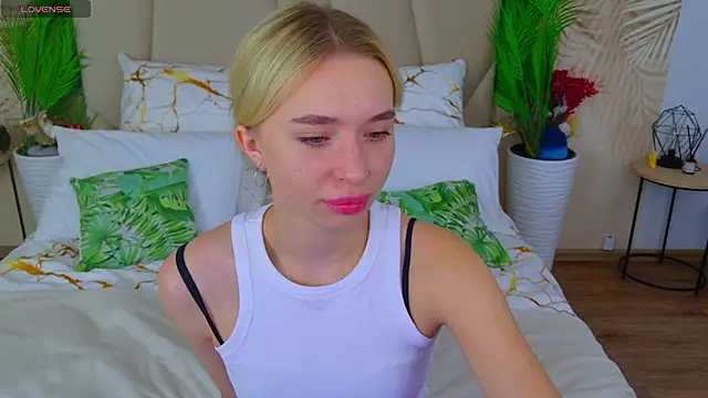 Snapshot of RachelColon chatting on October 1, 2025, 10:43 am RachelColon online show from October 1, 2025, 10:43 am