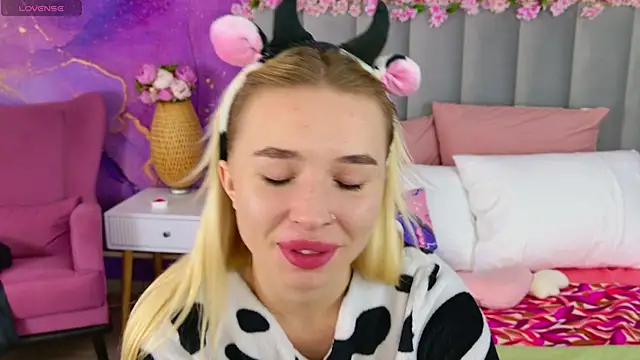 Snapshot of RachelColon chatting on October 5, 2025, 11:08 am RachelColon online show from October 5, 2025, 11:08 am