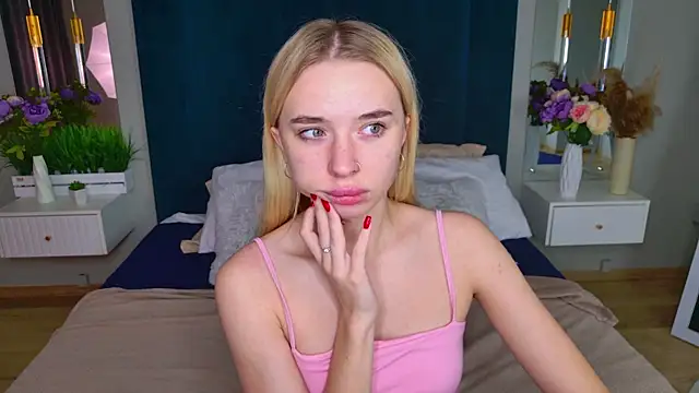 Snapshot of RachelColon chatting on October 15, 2025, 11:21 am RachelColon online show from October 15, 2025, 11:21 am