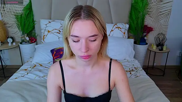 Snapshot of RachelColon chatting on October 19, 2025, 3:34 pm RachelColon online show from October 19, 2025, 3:34 pm