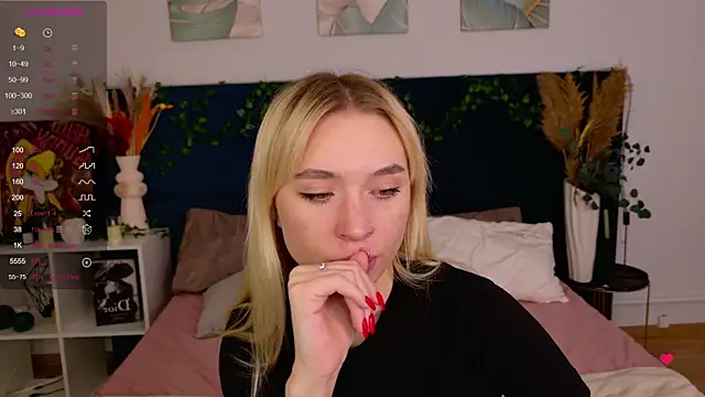 Snapshot of RachelColon chatting on October 20, 2025, 10:05 am RachelColon online show from October 20, 2025, 10:05 am