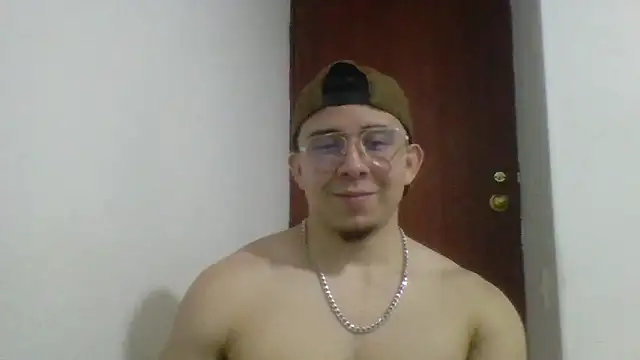 Snapshot of Eross_Santy chatting on June 17, 2026, 12:24 am Eross Santy online show from June 17, 2026, 12:24 am