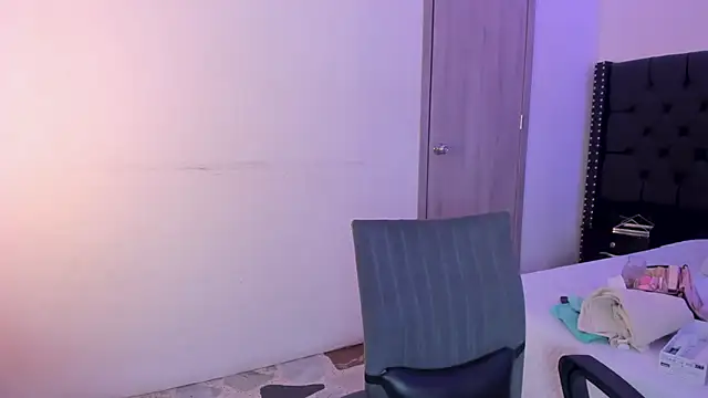 Snapshot of ScarletMoon1_ chatting on October 28, 2025, 8:33 pm ScarletMoon1 online show from October 28, 2025, 8:33 pm