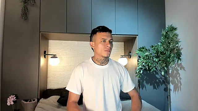 MrJustin  online show from November 17, 2025, 8:03 pm