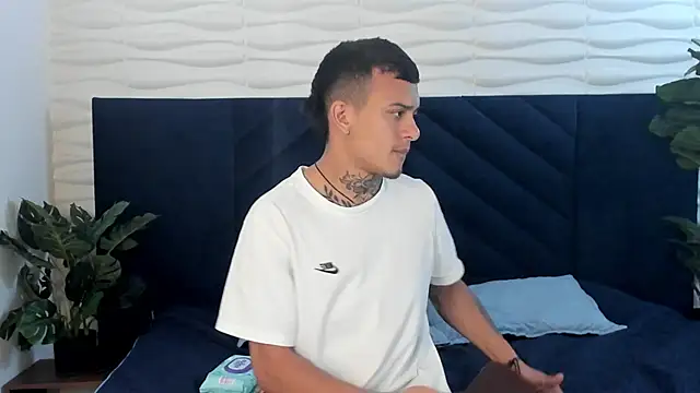 MrJustin  online show from December 14, 2025, 8:35 pm