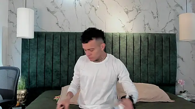 MrJustin  online show from December 18, 2025, 8:15 pm