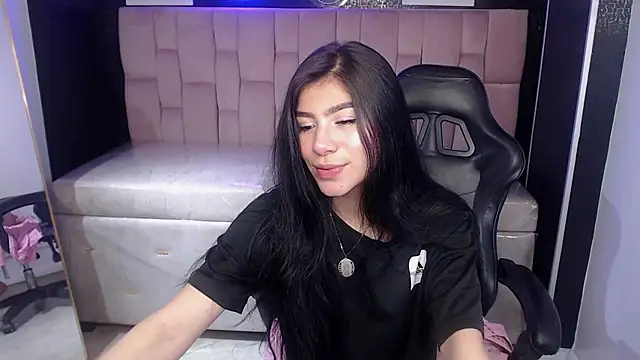 Melanny b  online show from September 12, 2025, 9:04 pm