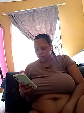 Snapshot of HappygalTheQueen chatting on November 13, 2025, 12:15 pm HappygalTheQueen online show from November 13, 2025, 12:15 pm