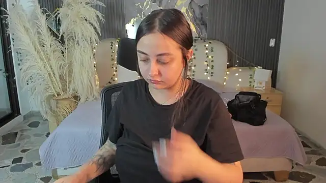 SarahCastro1  online show from February 20, 2026, 4:09 am