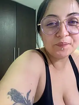 SarahCastro1  online show from May 12, 2026, 10:40 pm