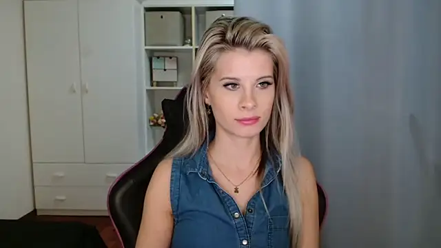 KristineGlow online show from February 28, 2026, 7:15 pm