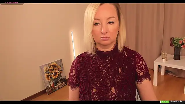 Snapshot of sexmom8 chatting on October 13, 2025, 10:26 am sexmom8 online show from October 13, 2025, 10:26 am