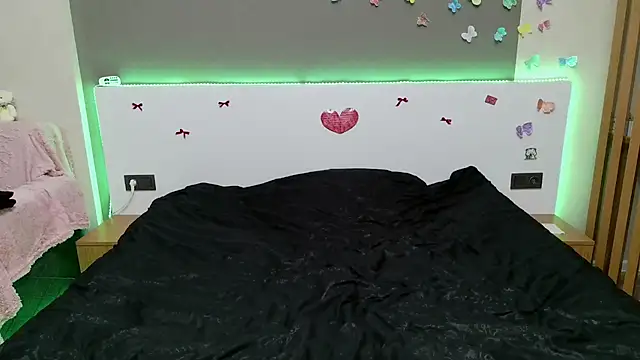 Snapshot of RoxysinX chatting on September 19, 2025, 6:19 pm RoxysinX online show from September 19, 2025, 6:19 pm