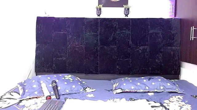 Snapshot of EmmaTower chatting on September 19, 2025, 8:42 pm EmmaTower online show from September 19, 2025, 8:42 pm