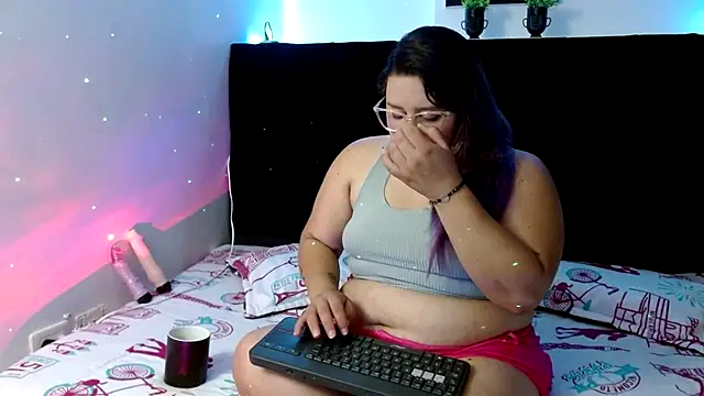 Snapshot of EmmaTower chatting on September 26, 2025, 1:37 pm EmmaTower online show from September 26, 2025, 1:37 pm