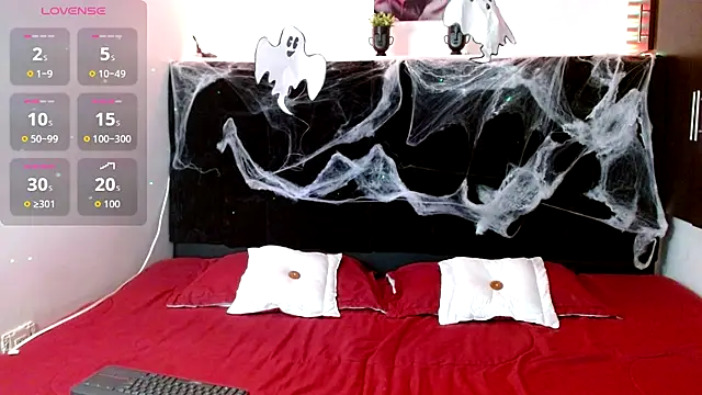 Snapshot of EmmaTower chatting on October 2, 2025, 7:32 pm EmmaTower online show from October 2, 2025, 7:32 pm