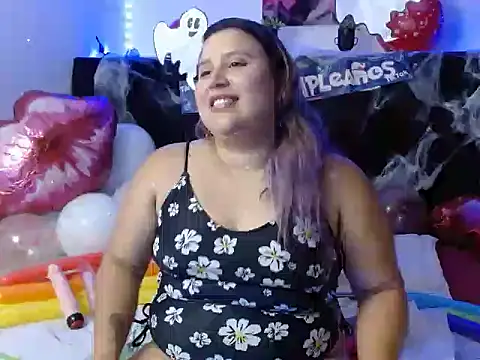 Snapshot of EmmaTower chatting on October 7, 2025, 7:11 pm EmmaTower online show from October 7, 2025, 7:11 pm