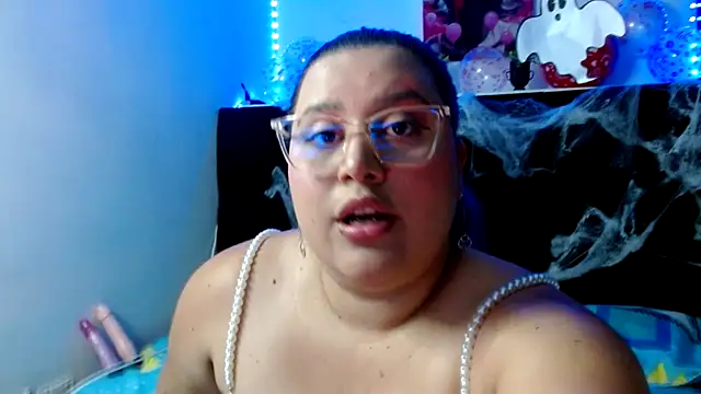 Snapshot of EmmaTower chatting on October 8, 2025, 7:00 pm EmmaTower online show from October 8, 2025, 7:00 pm