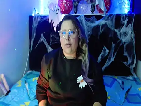 Snapshot of EmmaTower chatting on October 10, 2025, 7:13 pm EmmaTower online show from October 10, 2025, 7:13 pm