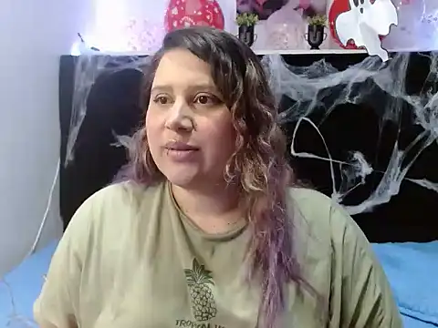 Snapshot of EmmaTower chatting on October 14, 2025, 7:25 pm EmmaTower online show from October 14, 2025, 7:25 pm