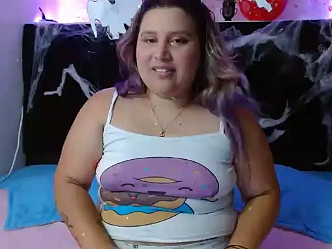 Snapshot of EmmaTower chatting on October 16, 2025, 7:48 pm EmmaTower online show from October 16, 2025, 7:48 pm