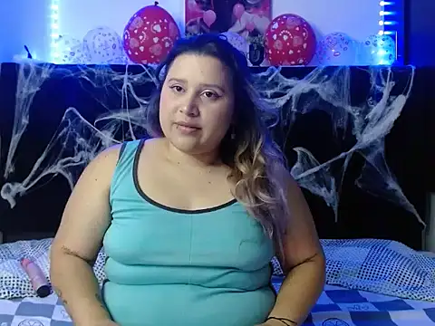 Snapshot of EmmaTower chatting on October 24, 2025, 7:43 pm EmmaTower online show from October 24, 2025, 7:43 pm