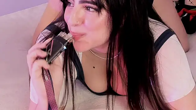 Camila Matinez  online show from November 10, 2025, 1:15 am