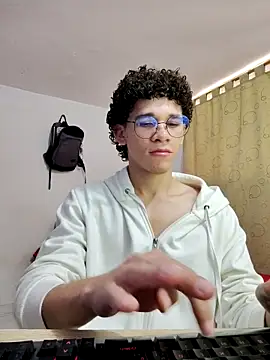 Snapshot of Tom_Blues chatting on September 23, 2025, 12:08 pm Tom Blues online show from September 23, 2025, 12:08 pm