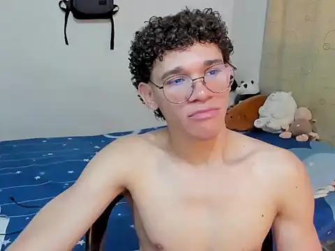 Snapshot of Tom_Blues chatting on October 20, 2025, 2:17 pm Tom Blues online show from October 20, 2025, 2:17 pm