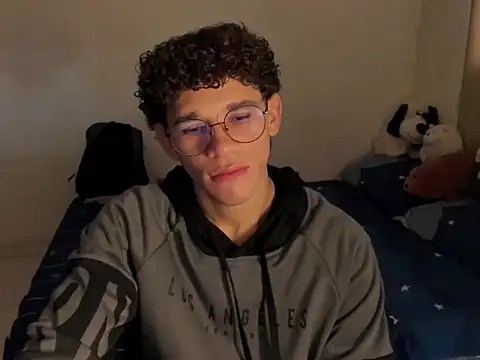 Snapshot of Tom_Blues chatting on October 27, 2025, 4:22 pm Tom Blues online show from October 27, 2025, 4:22 pm