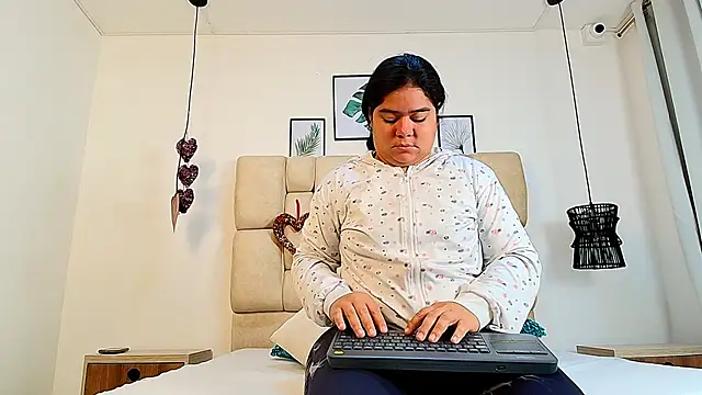 elizawiliamst online show from September 27, 2025, 11:48 am