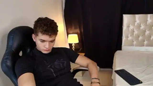 Snapshot of paull_george chatting on April 18, 2026, 2:43 pm paull george online show from April 18, 2026, 2:43 pm