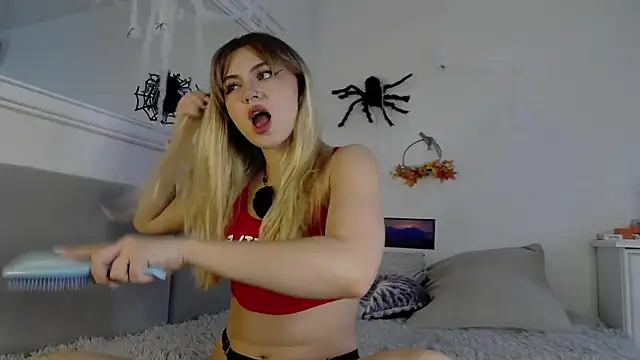 LunaMillie online show from October 31, 2025, 8:26 am