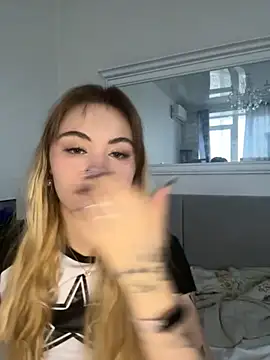 LunaMillie online show from November 26, 2025, 8:59 am