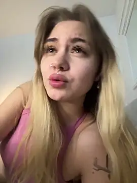 LunaMillie online show from November 29, 2025, 12:41 pm