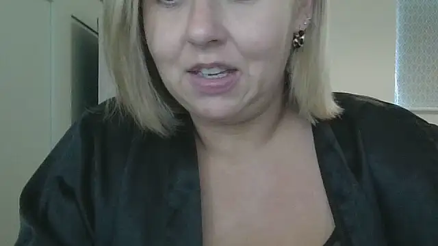CurvykatieeeXX online show from September 13, 2025, 1:22 pm