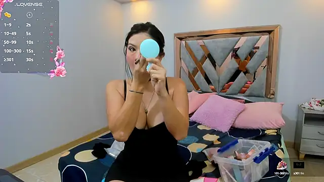 LunaJohansson online show from October 3, 2025, 12:13 pm