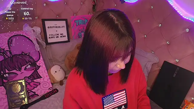 sophiievv online show from November 3, 2025, 7:04 pm