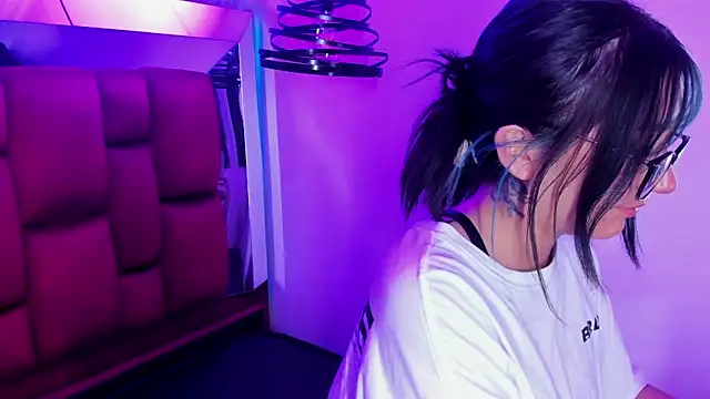 sophiievv online show from April 30, 2026, 8:57 pm