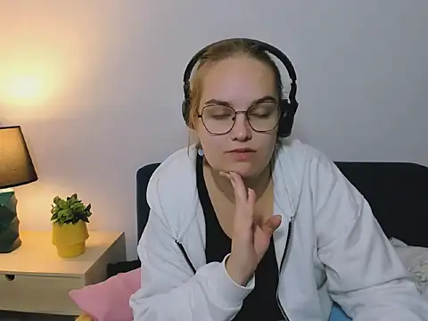 Snapshot of AliceCrazy69 chatting on October 5, 2025, 4:33 am AliceCrazy69 online show from October 5, 2025, 4:33 am