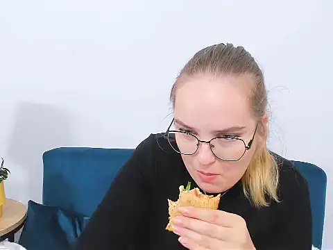 Snapshot of AliceCrazy69 chatting on October 6, 2025, 10:02 am AliceCrazy69 online show from October 6, 2025, 10:02 am