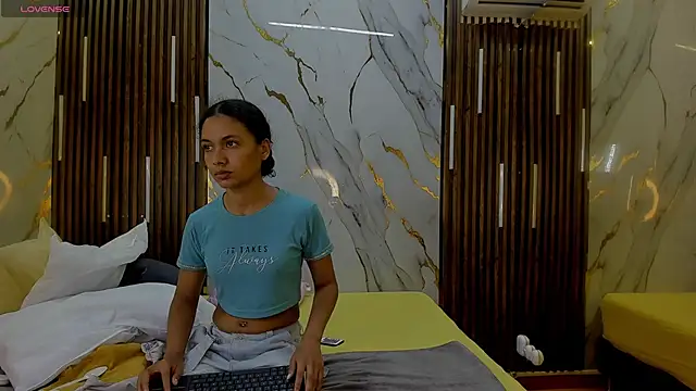 VictoriaDuart online show from December 1, 2025, 8:25 pm