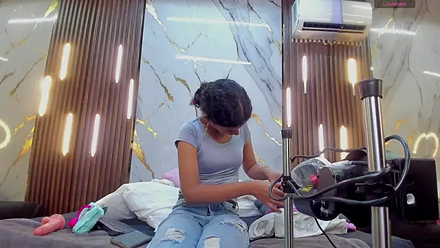 VictoriaDuart online show from December 14, 2025, 8:35 pm