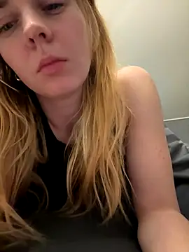 Snapshot of ellieen chatting on November 3, 2025, 10:21 pm ellieen online show from November 3, 2025, 10:21 pm