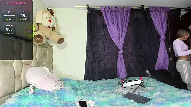 Snapshot of skinnyanddaphne chatting on March 9, 2026, 6:45 pm skinnyanddaphne online show from March 9, 2026, 6:45 pm