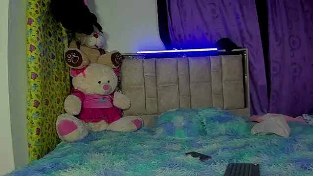 Snapshot of skinnyanddaphne chatting on April 8, 2026, 12:10 am skinnyanddaphne online show from April 8, 2026, 12:10 am